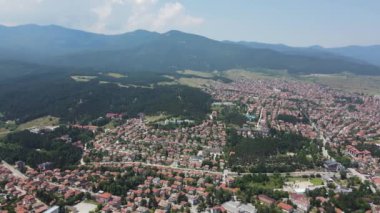 Bulgaristan 'ın Pazardzhik bölgesinin Velingrad kentinde bulunan ünlü spa beldesinin hava manzarası