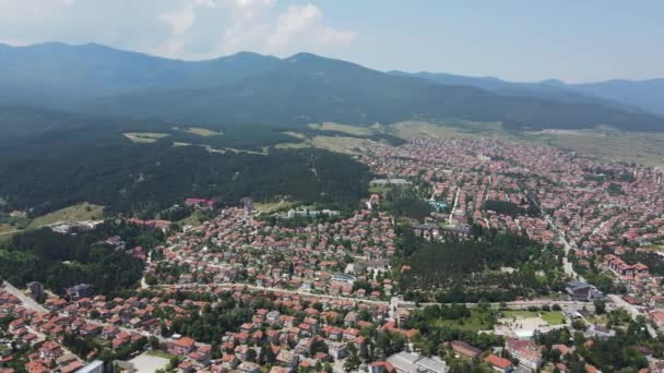 ブルガリアのパザルジェイク地方ヴェリングラードの有名なスパリゾートの空中ビュー — ストック動画