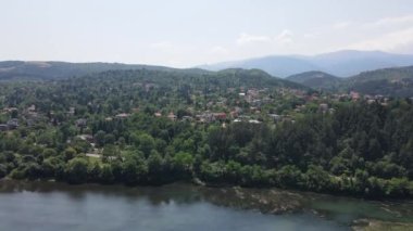 Pancharevo Gölü 'nün havadan yaz manzarası, Sofya şehir bölgesi, Bulgaristan