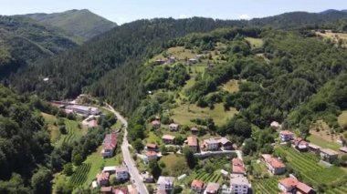 Bulgaristan 'ın Smolyan Bölgesi Mogilitsa köyünün hava manzarası
