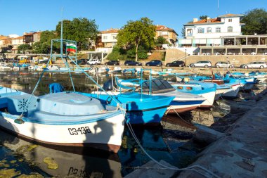SOZOPOL, BULGARIA - 29 Ağustos 2020: Bulgaristan 'ın Burgaz Bölgesi Sozopol limanında şaşırtıcı Günbatımı manzarası