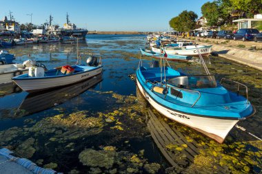 SOZOPOL, BULGARIA - 29 Ağustos 2020: Bulgaristan 'ın Burgaz Bölgesi Sozopol limanında şaşırtıcı Günbatımı manzarası