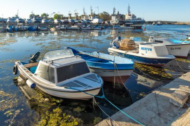 SOZOPOL, BULGARIA - 29 Ağustos 2020: Bulgaristan 'ın Burgaz Bölgesi Sozopol limanında şaşırtıcı Günbatımı manzarası