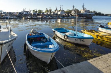 SOZOPOL, BULGARIA - 29 Ağustos 2020: Bulgaristan 'ın Burgaz Bölgesi Sozopol limanında şaşırtıcı Günbatımı manzarası