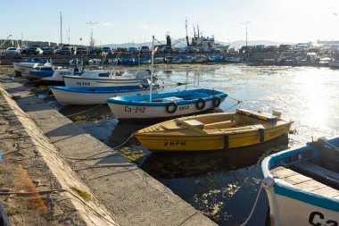 SOZOPOL, BULGARIA - 29 Ağustos 2020: Bulgaristan 'ın Burgaz Bölgesi Sozopol limanında şaşırtıcı Günbatımı manzarası