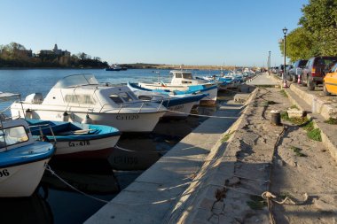 SOZOPOL, BULGARIA - 29 Ağustos 2020: Bulgaristan 'ın Burgaz Bölgesi Sozopol limanında şaşırtıcı Günbatımı manzarası