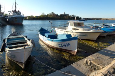 SOZOPOL, BULGARIA - 29 Ağustos 2020: Bulgaristan 'ın Burgaz Bölgesi Sozopol limanında şaşırtıcı Günbatımı manzarası