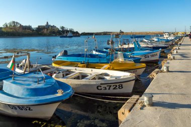 SOZOPOL, BULGARIA - 29 Ağustos 2020: Bulgaristan 'ın Burgaz Bölgesi Sozopol limanında şaşırtıcı Günbatımı manzarası
