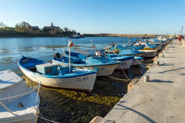 SOZOPOL, BULGARIA - 29 Ağustos 2020: Bulgaristan 'ın Burgaz Bölgesi Sozopol limanında şaşırtıcı Günbatımı manzarası