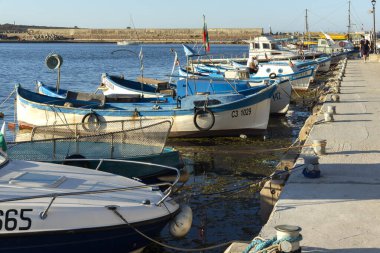 SOZOPOL, BULGARIA - 29 Ağustos 2020: Bulgaristan 'ın Burgaz Bölgesi Sozopol limanında şaşırtıcı Günbatımı manzarası