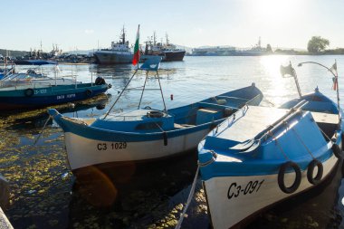 SOZOPOL, BULGARIA - 29 Ağustos 2020: Bulgaristan 'ın Burgaz Bölgesi Sozopol limanında şaşırtıcı Günbatımı manzarası