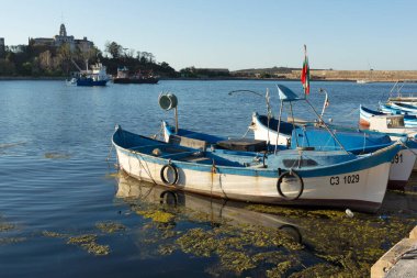 SOZOPOL, BULGARIA - 29 Ağustos 2020: Bulgaristan 'ın Burgaz Bölgesi Sozopol limanında şaşırtıcı Günbatımı manzarası