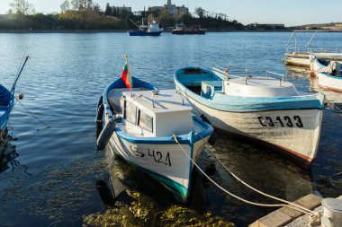 SOZOPOL, BULGARIA - 29 Ağustos 2020: Bulgaristan 'ın Burgaz Bölgesi Sozopol limanında şaşırtıcı Günbatımı manzarası