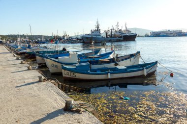 SOZOPOL, BULGARIA - 29 Ağustos 2020: Bulgaristan 'ın Burgaz Bölgesi Sozopol limanında şaşırtıcı Günbatımı manzarası