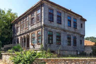 MALKO TARNOVO, BULGARIA - 30 AĞUSTOS 2020: Bulgaristan 'ın Burgaz Bölgesi' nin tarihi Malko Tarnovo kasabasındaki 19. yüzyıl evleri