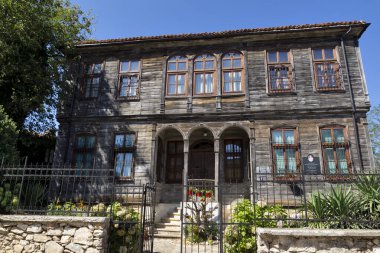 MALKO TARNOVO, BULGARIA - 30 AĞUSTOS 2020: Bulgaristan 'ın Burgaz Bölgesi' nin tarihi Malko Tarnovo kasabasındaki 19. yüzyıl evleri