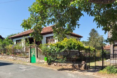 MALKO TARNOVO, BULGARIA - 30 AĞUSTOS 2020: Bulgaristan 'ın Burgaz Bölgesi' nin tarihi Malko Tarnovo kasabasındaki 19. yüzyıl evleri