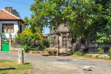 MALKO TARNOVO, BULGARIA - 30 AĞUSTOS 2020: Bulgaristan 'ın Burgaz Bölgesi' nin tarihi Malko Tarnovo kasabasındaki 19. yüzyıl evleri