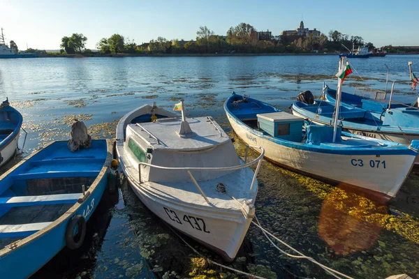 SOZOPOL, BULGARIA - 29 Ağustos 2020: Bulgaristan 'ın Burgaz Bölgesi Sozopol limanında şaşırtıcı Günbatımı manzarası