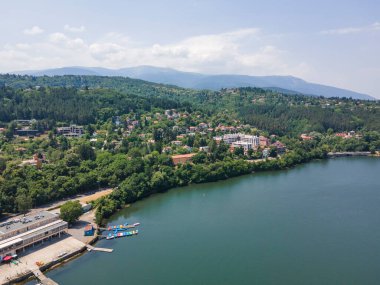 Pancharevo Gölü 'nün havadan yaz manzarası, Sofya şehir bölgesi, Bulgaristan