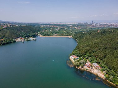 Pancharevo Gölü 'nün havadan yaz manzarası, Sofya şehir bölgesi, Bulgaristan