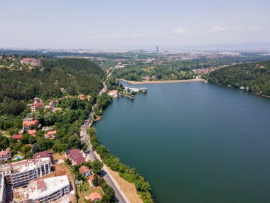 Pancharevo Gölü 'nün havadan yaz manzarası, Sofya şehir bölgesi, Bulgaristan