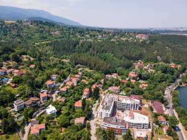 Pancharevo Gölü 'nün havadan yaz manzarası, Sofya şehir bölgesi, Bulgaristan