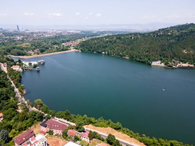 Pancharevo Gölü 'nün havadan yaz manzarası, Sofya şehir bölgesi, Bulgaristan