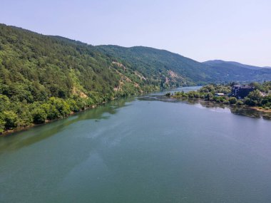 Pancharevo Gölü 'nün havadan yaz manzarası, Sofya şehir bölgesi, Bulgaristan