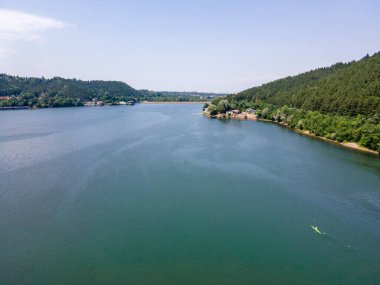 Pancharevo Gölü 'nün havadan yaz manzarası, Sofya şehir bölgesi, Bulgaristan