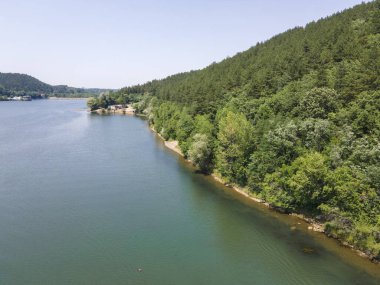 Pancharevo Gölü 'nün havadan yaz manzarası, Sofya şehir bölgesi, Bulgaristan
