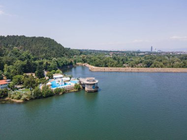 Pancharevo Gölü 'nün havadan yaz manzarası, Sofya şehir bölgesi, Bulgaristan