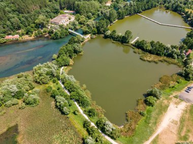 Pancharevo Gölü 'nün havadan yaz manzarası, Sofya şehir bölgesi, Bulgaristan