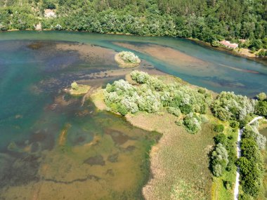 Pancharevo Gölü 'nün havadan yaz manzarası, Sofya şehir bölgesi, Bulgaristan