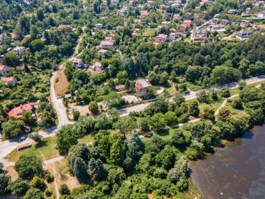 Pancharevo Gölü 'nün havadan yaz manzarası, Sofya şehir bölgesi, Bulgaristan