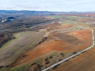 Bulgaristan 'ın Haskovo Bölgesi Topolovgrad kasabası yakınlarındaki Sakar Dağı' nın hava manzarası