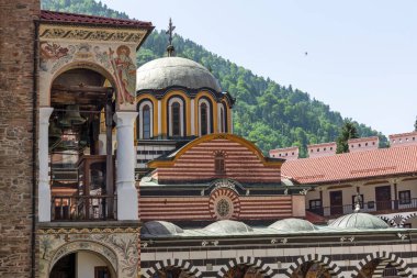RILA Monasteri, BULGARIA - 24 Haziran 2021: Rila Ortodoks Manastırı (Rila Manastırı), Kyustendil Bölgesi, Bulgaristan