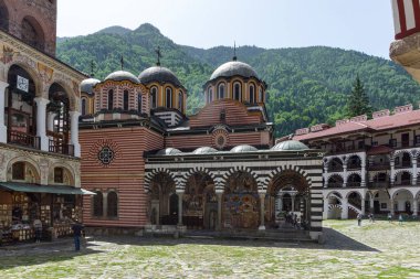 RILA Monasteri, BULGARIA - 24 Haziran 2021: Rila Ortodoks Manastırı (Rila Manastırı), Kyustendil Bölgesi, Bulgaristan