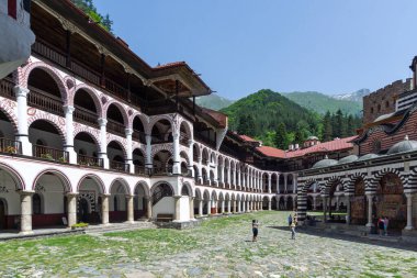 RILA Monasteri, BULGARIA - 24 Haziran 2021: Rila Ortodoks Manastırı (Rila Manastırı), Kyustendil Bölgesi, Bulgaristan