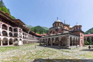 RILA Monasteri, BULGARIA - 24 Haziran 2021: Rila Ortodoks Manastırı (Rila Manastırı), Kyustendil Bölgesi, Bulgaristan