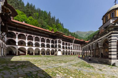 RILA Monasteri, BULGARIA - 24 Haziran 2021: Rila Ortodoks Manastırı (Rila Manastırı), Kyustendil Bölgesi, Bulgaristan