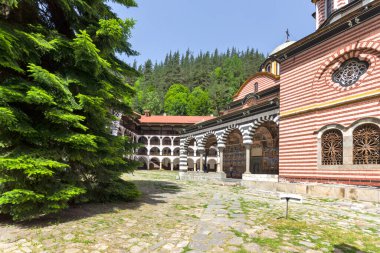 RILA Monasteri, BULGARIA - 24 Haziran 2021: Rila Ortodoks Manastırı (Rila Manastırı), Kyustendil Bölgesi, Bulgaristan