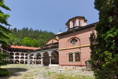 RILA Monasteri, BULGARIA - 24 Haziran 2021: Rila Ortodoks Manastırı (Rila Manastırı), Kyustendil Bölgesi, Bulgaristan