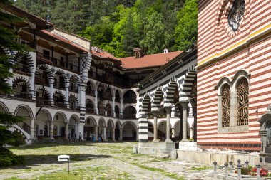 RILA Monasteri, BULGARIA - 24 Haziran 2021: Rila Ortodoks Manastırı (Rila Manastırı), Kyustendil Bölgesi, Bulgaristan
