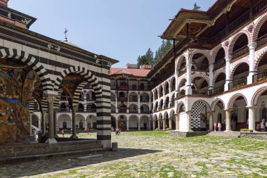 RILA Monasteri, BULGARIA - 24 Haziran 2021: Rila Ortodoks Manastırı (Rila Manastırı), Kyustendil Bölgesi, Bulgaristan