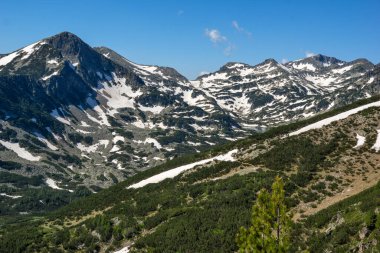 Bulgaristan 'ın Popovo Gölü yakınlarındaki Pirin Dağı' nın İnanılmaz Yaz Manzarası