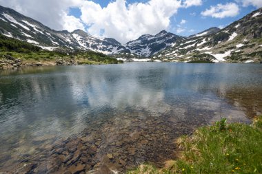 Bulgaristan 'ın Popovo Gölü yakınlarındaki Pirin Dağı' nın İnanılmaz Yaz Manzarası