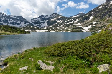 Bulgaristan 'ın Popovo Gölü yakınlarındaki Pirin Dağı' nın İnanılmaz Yaz Manzarası