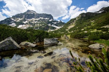 Bulgaristan 'ın Popovo Gölü yakınlarındaki Pirin Dağı' nın İnanılmaz Yaz Manzarası