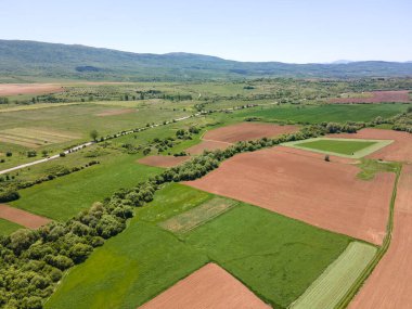 Bulgaristan 'ın Sofya bölgesindeki Godech kasabası yakınlarındaki kırsal arazinin şaşırtıcı hava manzarası